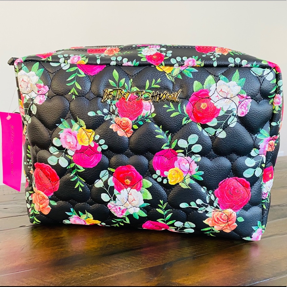 🤑Betsey Johnson Lrg Cosm Case—FINAL PRICE DROP🤑